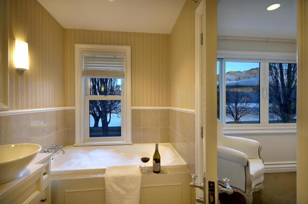Esplanade Queenstown By Staysouth Exterior photo